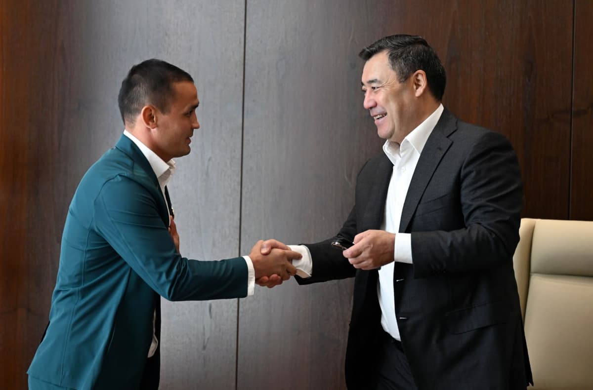 President of Kyrgyzstan gifts a car to Uzbek boxing coach Akmal Hasanov