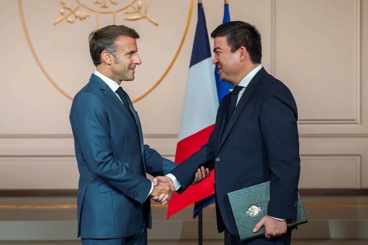 Uzbekistan’s new ambassador to France presents credentials to President Macron