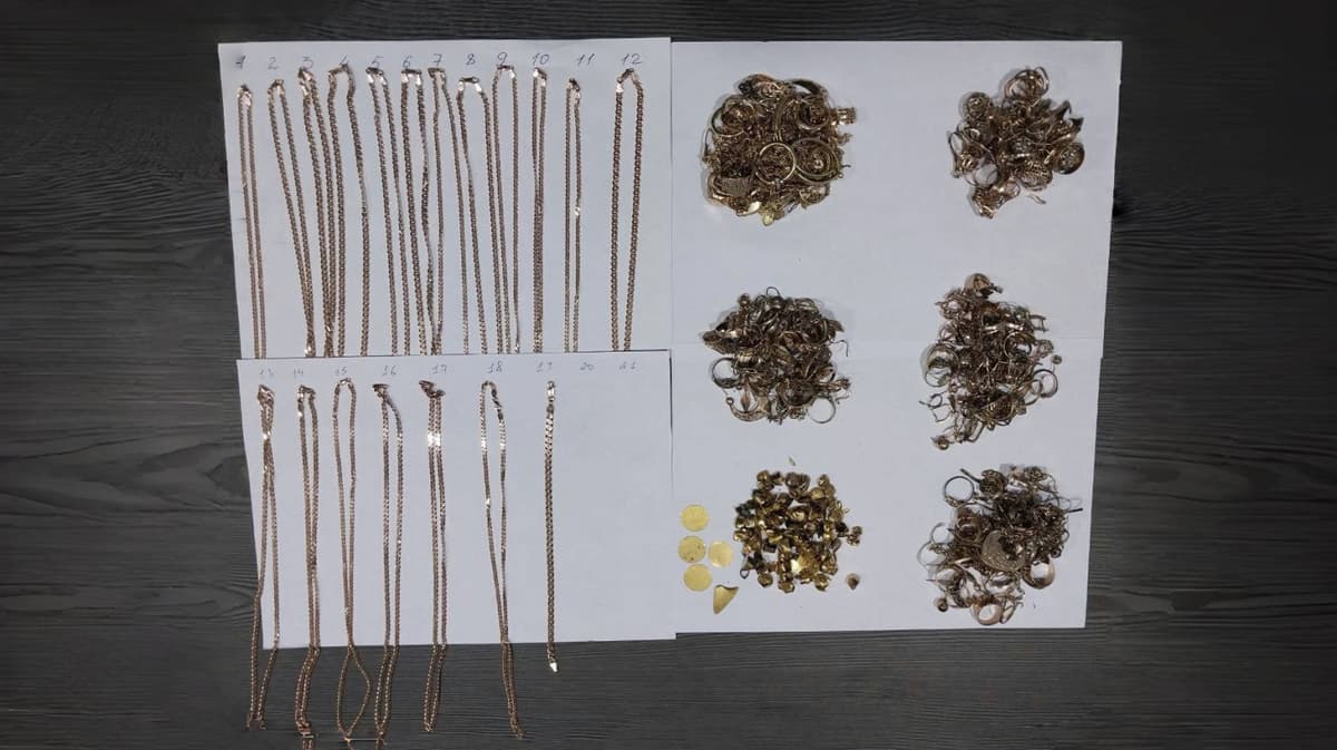 Customs officers detain man who tried to smuggle 400 million UZS worth of jewelry into Andijan
