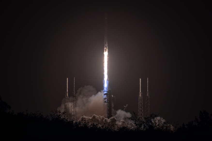 SpaceX ракетаси янги авлод GPS сунъий йўлдошини орбитага олиб чиқди