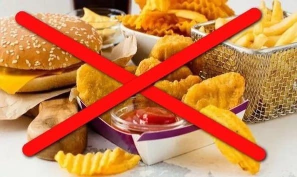 Минздрав обнародовал список запрещенных продуктов для школьных столовых