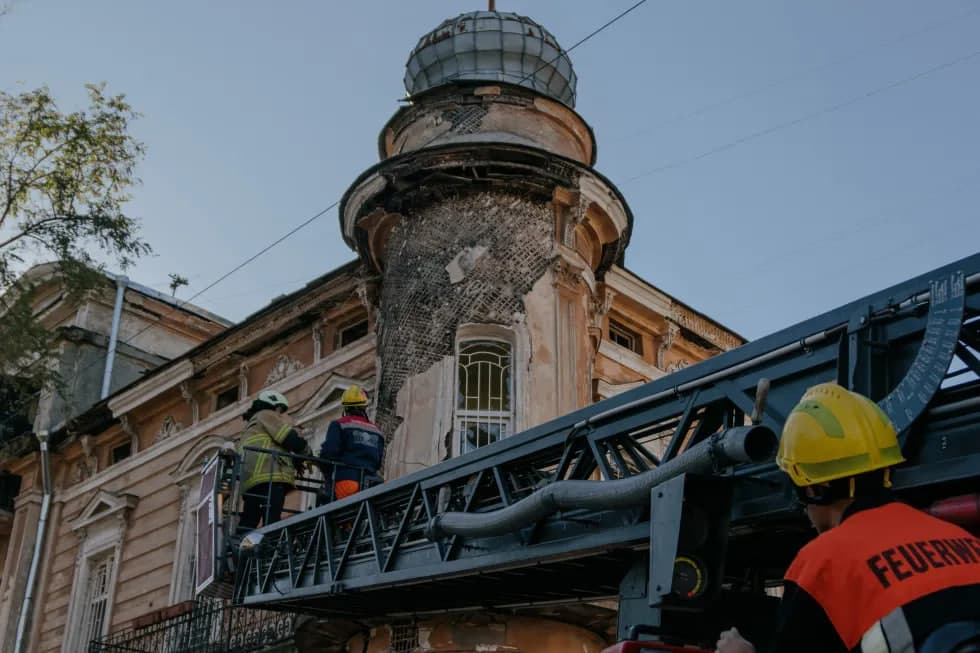 Odessa yana o‘qqa tutilishi va frontdagi rus artilleriyachilari. Urush suratlari