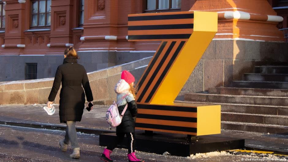Омскда Z ҳарфи бўлган машиналарга ўт қўйган фуқаро 15 йилга қамалди