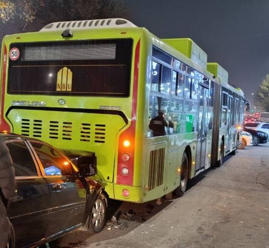 Toshkentda «garmoshka» avtobus bilan to‘qnashgan Lacetti haydovchisi jarohat oldi