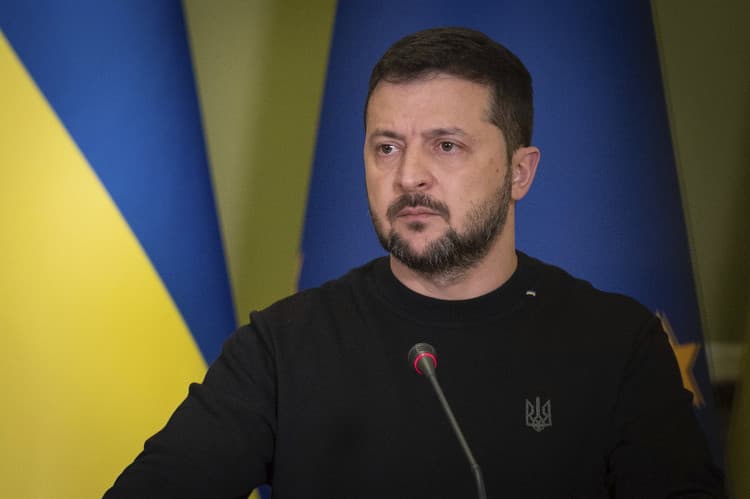 Зеленский Россия билан музокаралар бўйича позициясини нега ўзгартирганини тушунтирди