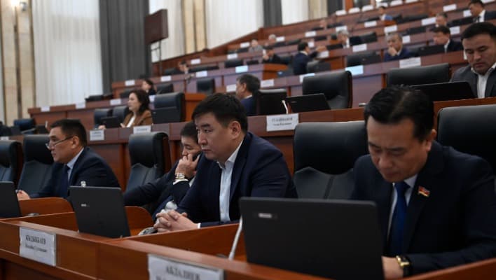 Qirg‘izistonda davlat xizmatchilarining maoshini oshirishga moratoriy joriy qilindi