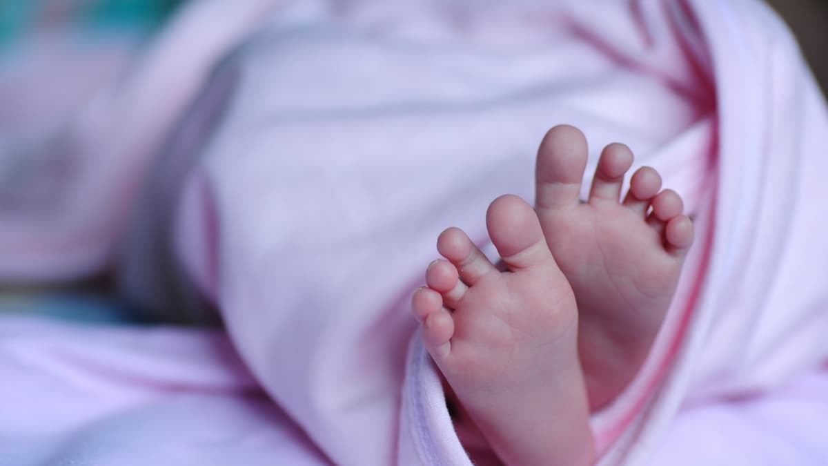 Пятимесячная дочка семьи из Бухары осталась одна в больнице Санкт-Петербурга