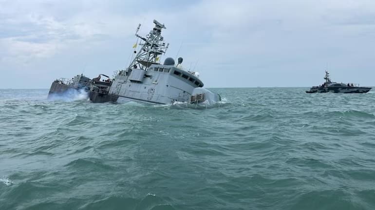 Малайзияда номаълум сувости объекти билан тўқнашган ҳарбий кема чўкиб кетди