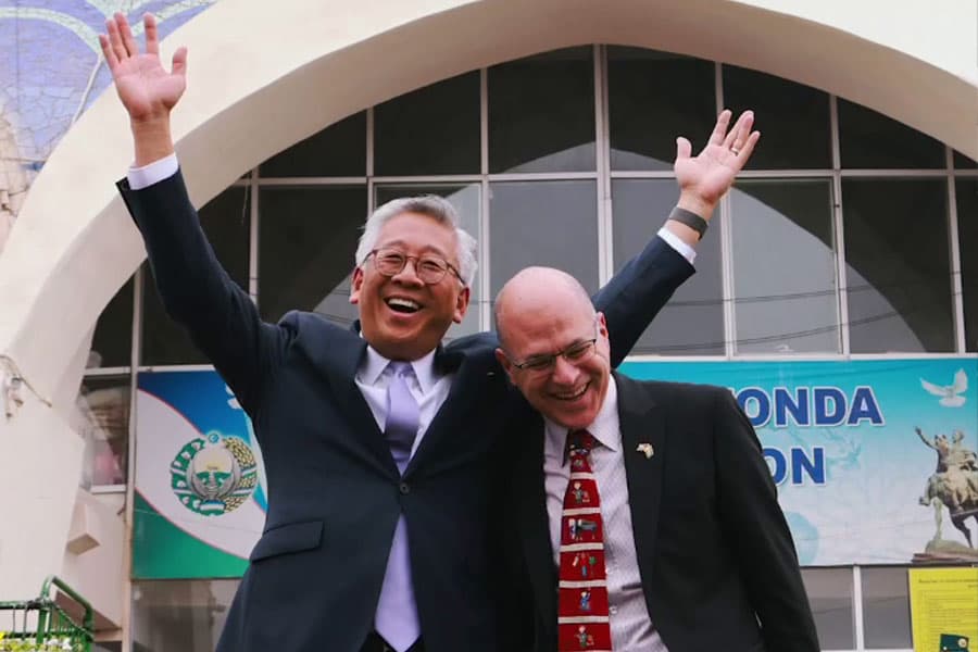 US Assistant Secretary of State Donald Lu enjoys Uzbek cuisine at Chorsu Bazar