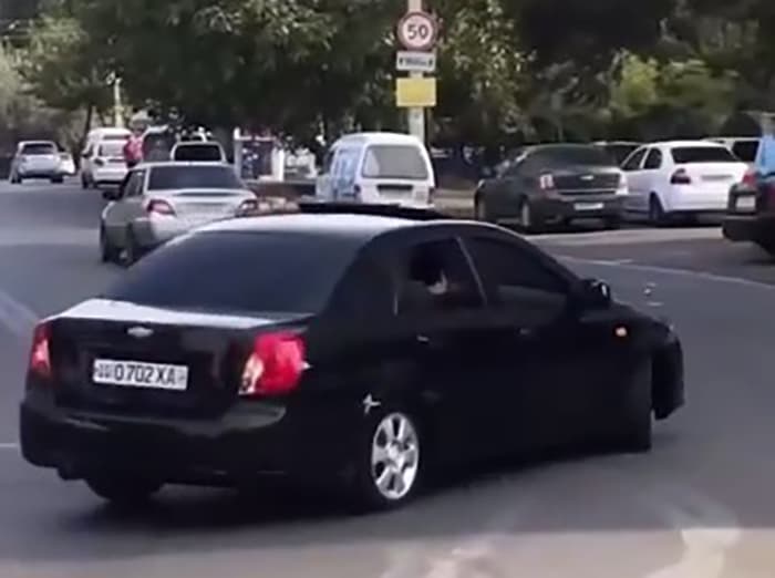 В Ташкенте водитель Gentra дрифтовал, создавая аварийную ситуацию на дороге