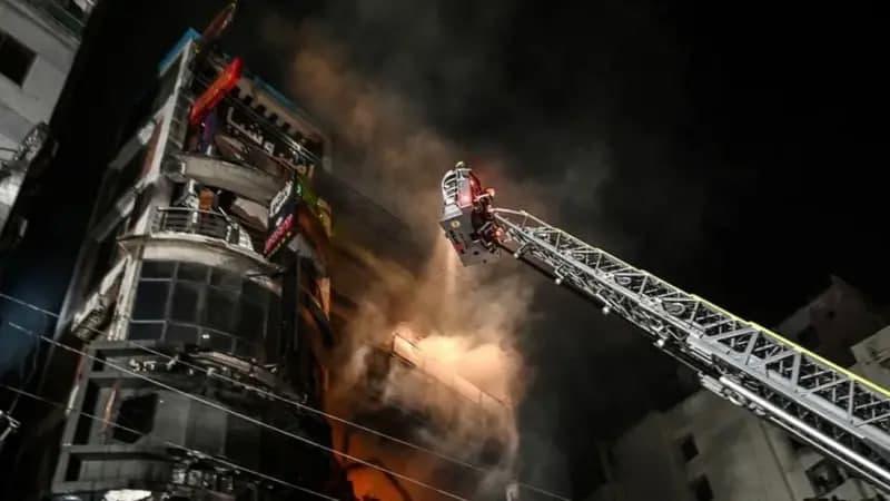 Bangladeshda ko‘p qavatli uyda yong‘in: o‘nlab kishilar halok bo‘lgan