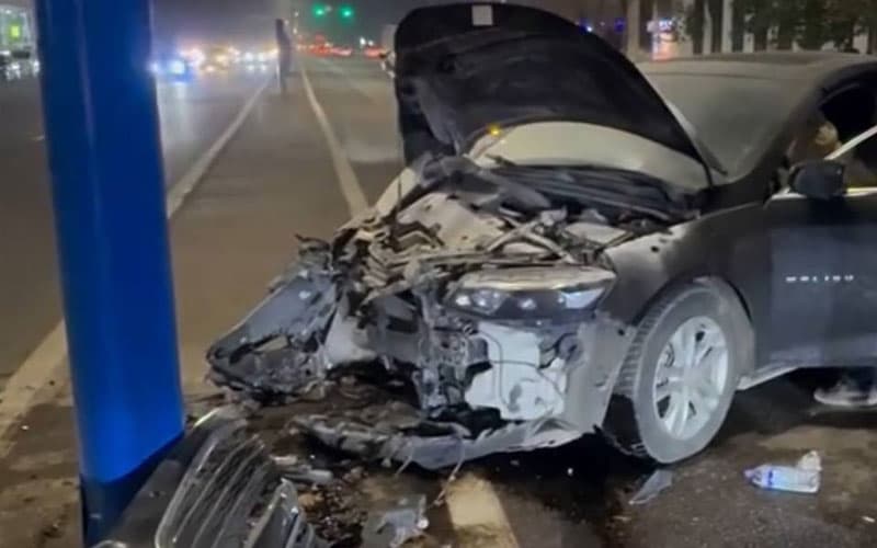 Shota Rustaveli ko‘chasida Malibu yo‘l chetidagi temir ustunga borib urildi