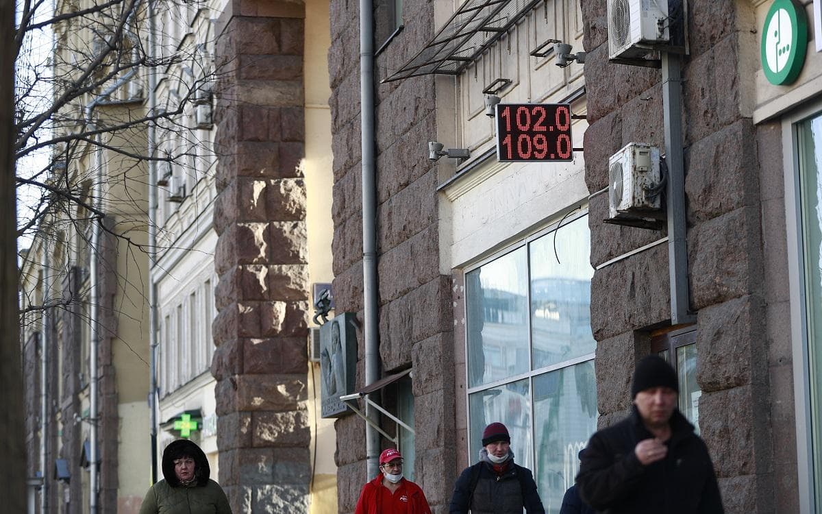 Rossiyada dollar yil boshidan beri birinchi marta 100 rubldan oshdi