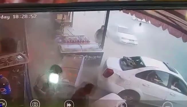 В Намангане школьник на автомобиле Lacetti сбил студентов, стоявших на обочине дороги
