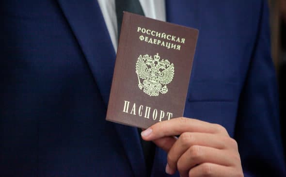 Россияда мамлакатдан чиқиши тақиқланган фуқаролар паспортини топширишга мажбур бўлади