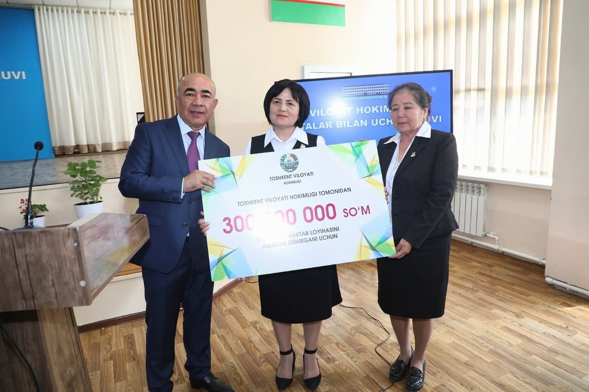 Zoir Mirzayev «Telefonsiz maktab» loyihasini qo‘llab-quvvatlagan maktabga 300 million so‘m topshirdi