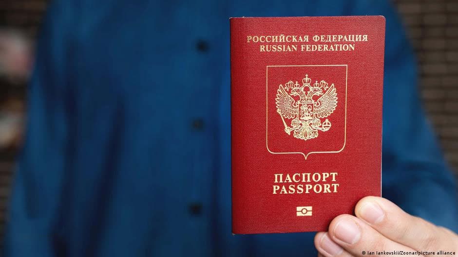 Rossiya chet elda pasport almashtirishni taqiqlash rejalashtirilayotganini rad etdi