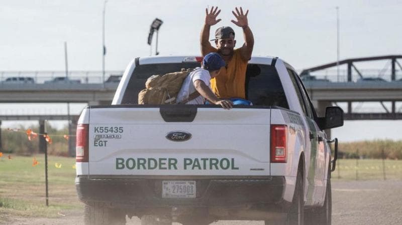 Texas shtati noqonuniy migrantlarni hibsga olish va qamash huquqi uchun kurashmoqda