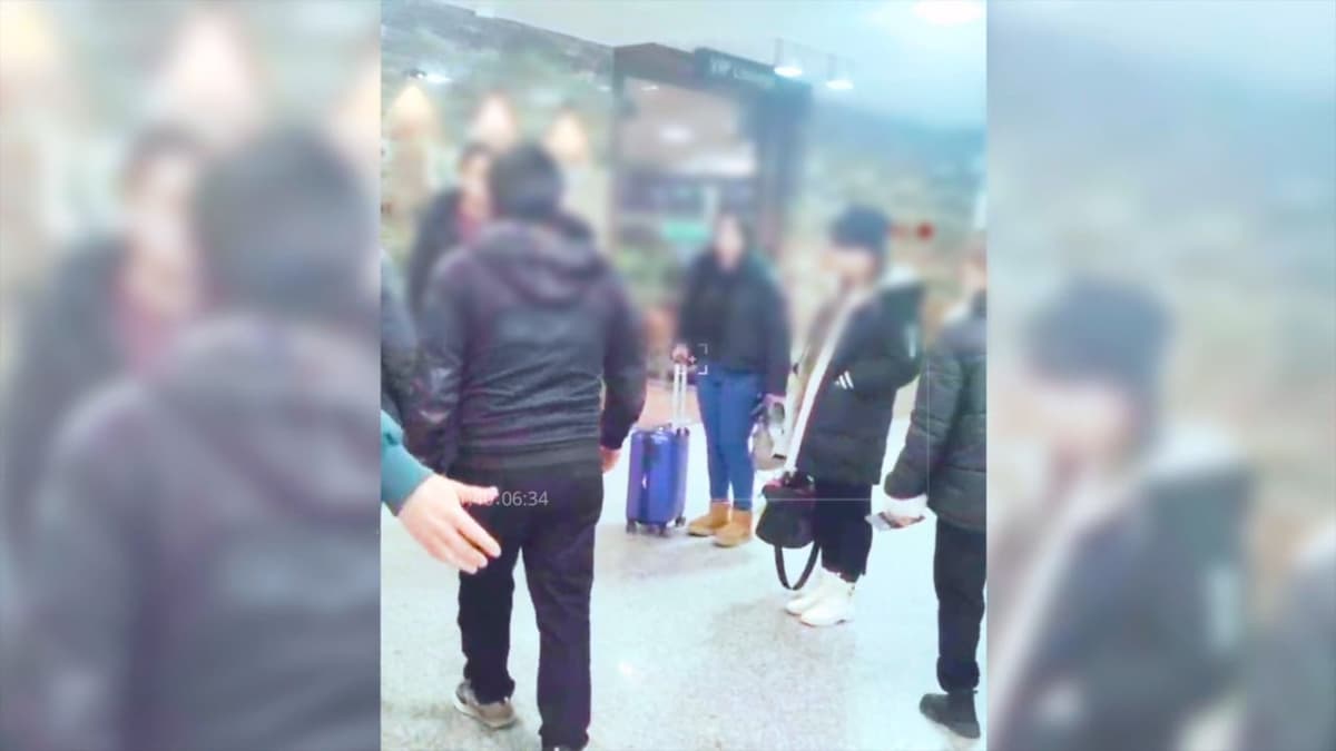 Toshkent aeroportida 2 qizni aldov yo‘li bilan Rossiyaga jo‘natmoqchi bo‘lgan ayol ushlandi