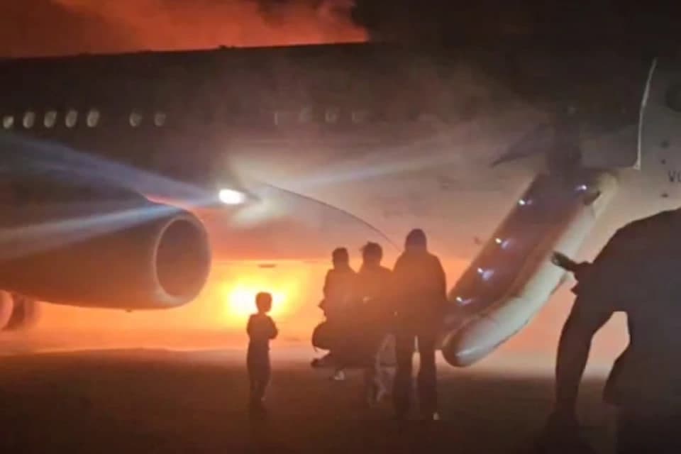 Superjet 100 samolyoti Antalya aeroportiga qo‘nganidan so‘ng yonib ketdi