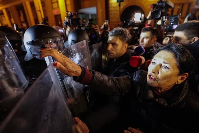 «Siz Rossiyaga xizmat qilasizmi yoki Gurjistonga?» - prezident Tbilisidagi namoyishlarga qo‘shildi