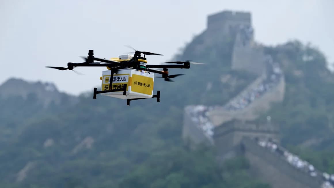 Buyuk Xitoy devorida sayyohlarga dronlar bilan ovqat yetkazish xizmati yo‘lga qo‘yildi