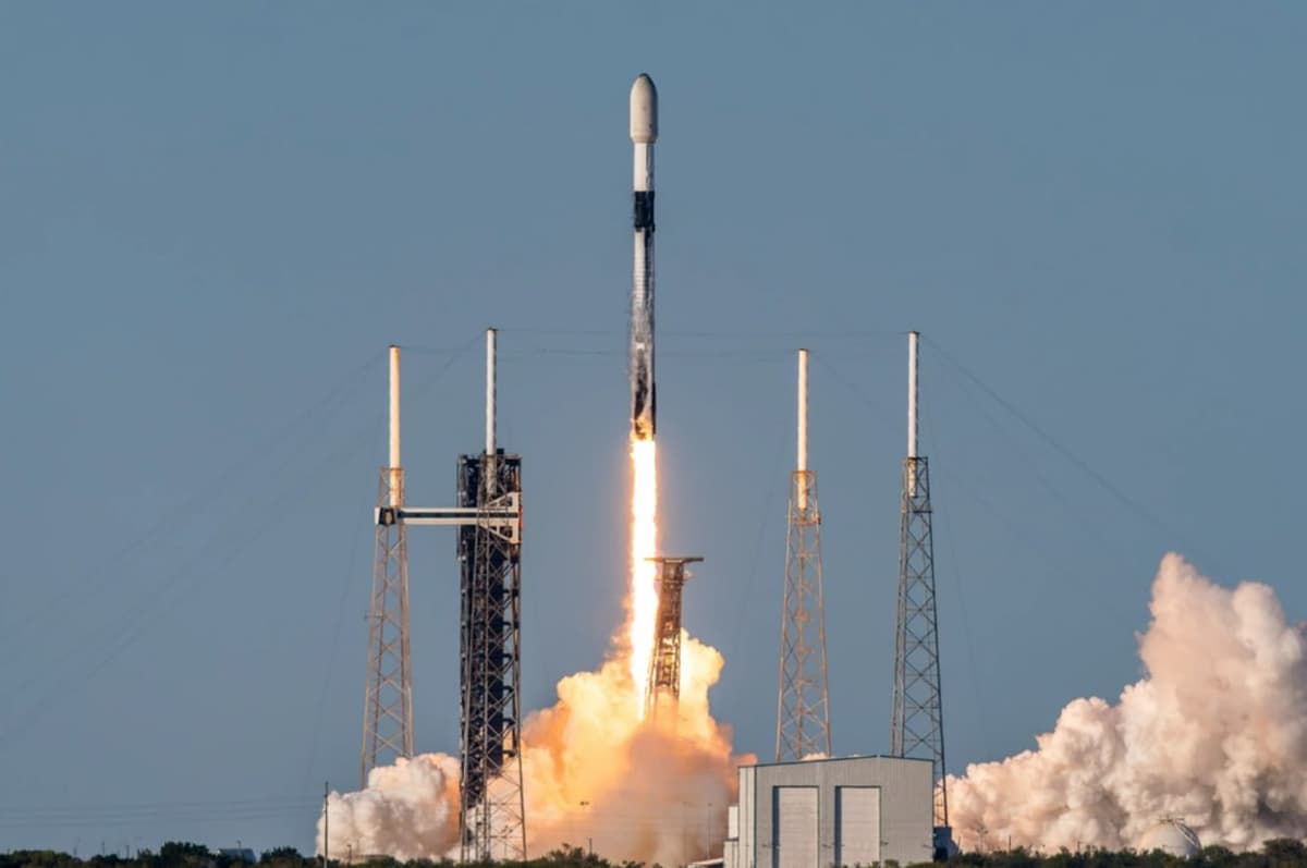 SpaceX ракетаси Starlink интернети учун сунъий йўлдошларнинг навбатдаги гуруҳини орбитага олиб чиқди