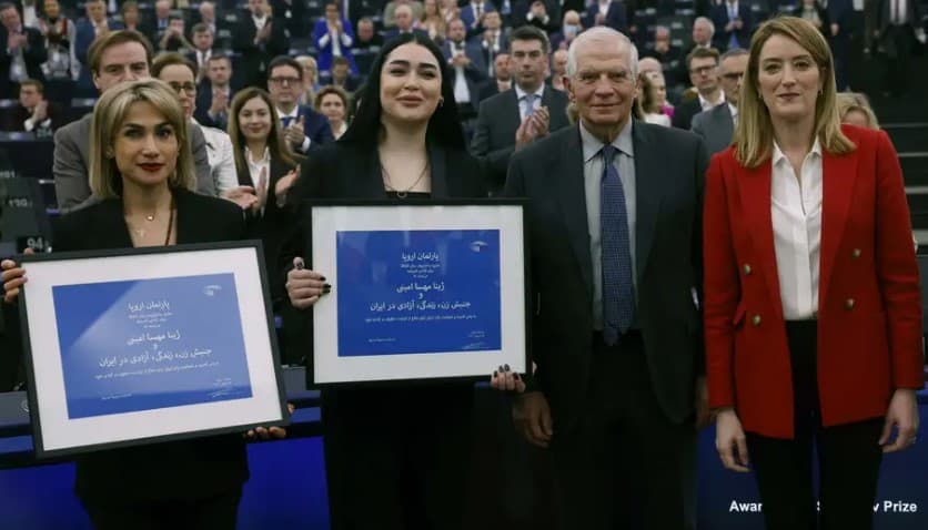 Eronlik Mahsa Aminiyning singlisiga Yevroparlament mukofoti topshirildi