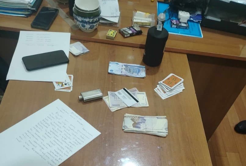 Namanganda maktab direktori xizmat xonasini qimorxonaga aylantirdi