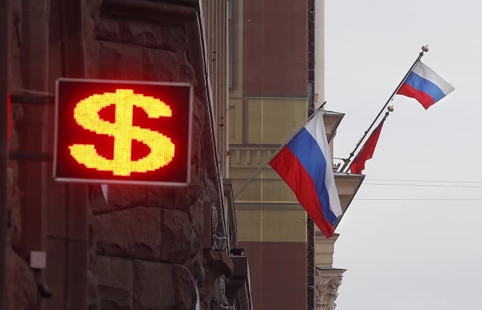 Россия банки рублнинг қулаши фонида 2024 йил охирига қадар валюталар харидидан воз кечди
