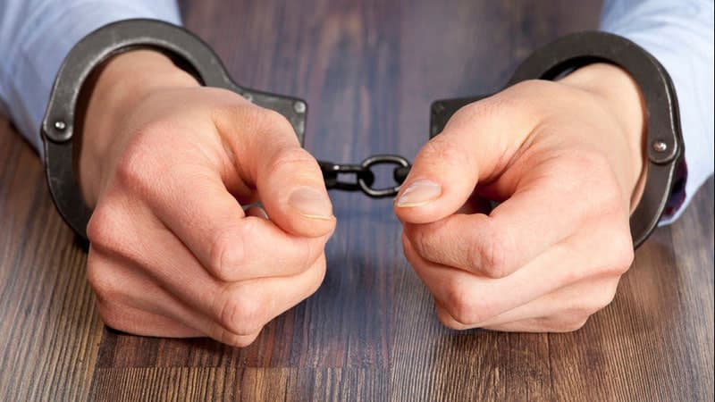 В Намангане задержан мужчина, потребовавший 10 тысяч долларов за отправку матери и сына в хадж
