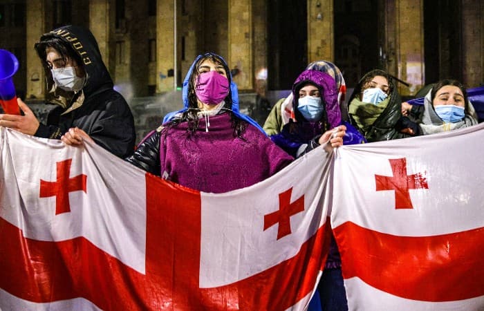 Гуржистонда оммавий тадбирларга ниқоб тақиб бориш тақиқланади