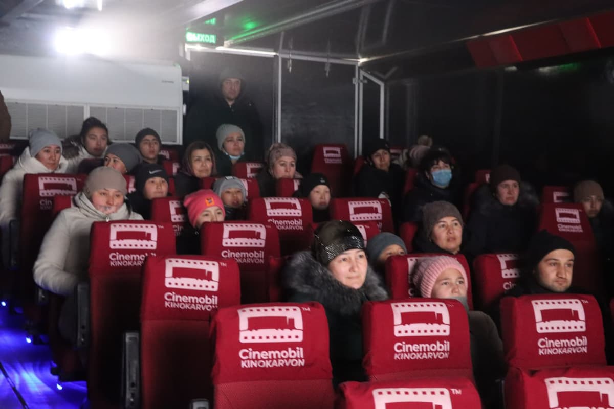 Учқудуқда ўқувчилар киномобилда кино кўришга олиб борилди. Бу вақтда ҳаво қаттиқ совуқ бўлган