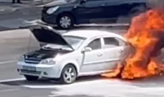 Toshkentda Lacetti yonib ketdi