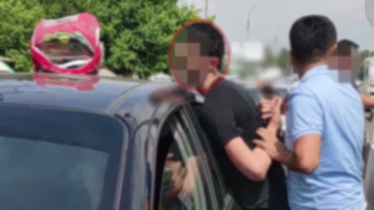 Tadbirda ushlangan "narkokurer" qo‘lidagi giyohvand moddalarni yutib yuborishga urindi