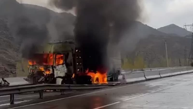 На перевале Камчик сгорел очередной грузовик