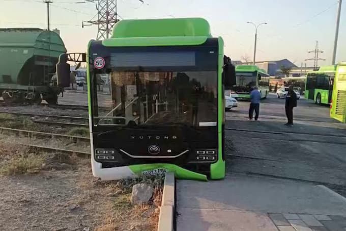 Toshkentda ikki avtobus o‘zaro to‘qnashdi