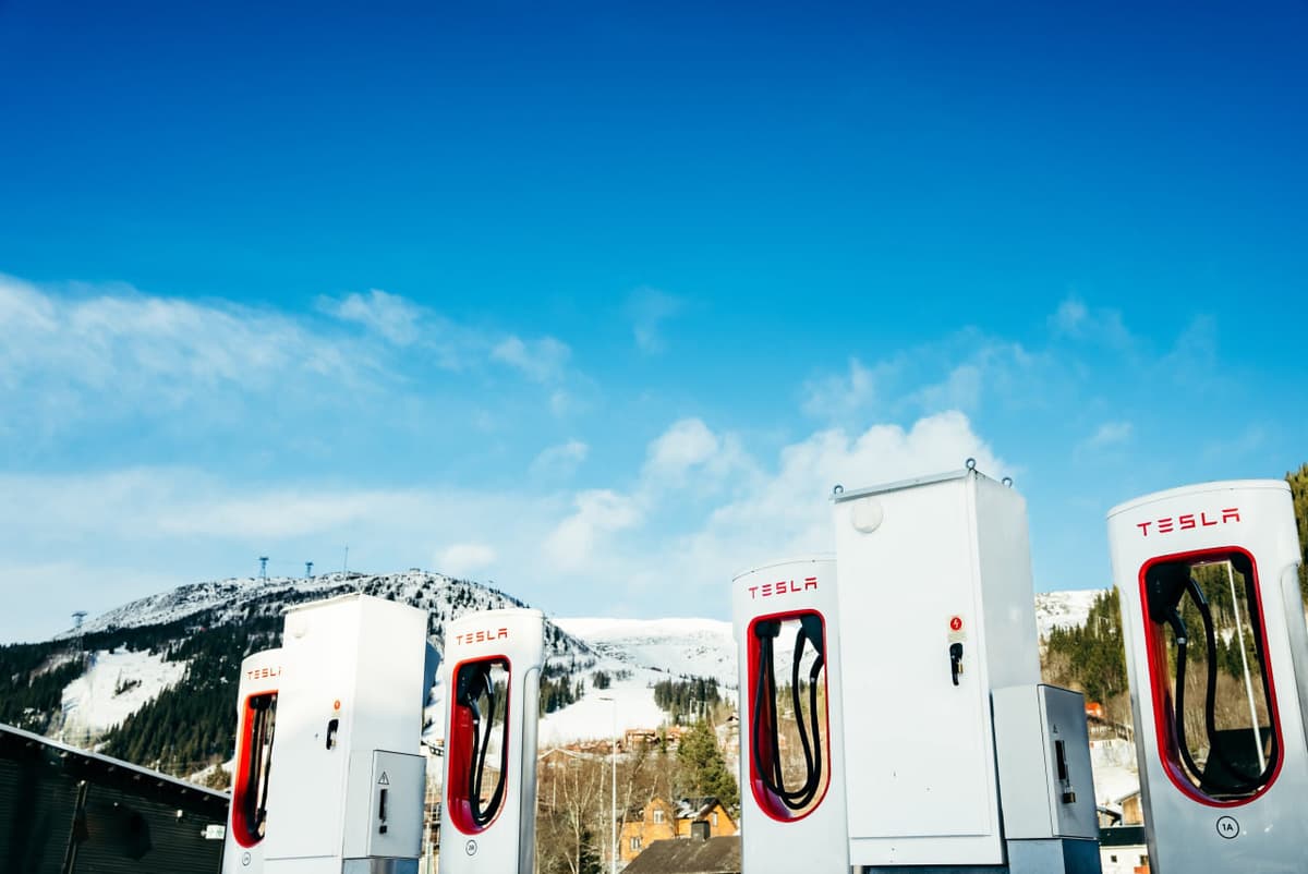 Shvetsiyada Tesla’ga qarshi ish tashlash sabab 100 dan ortiq zaryadlash stansiyasi elektr energiyasidan uzib qo‘yildi