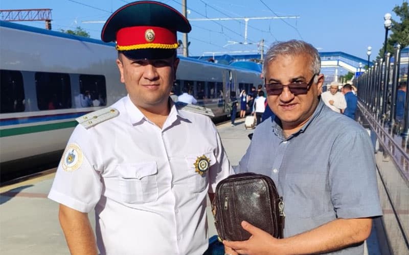 Lost wallet with money returned to foreign tourist