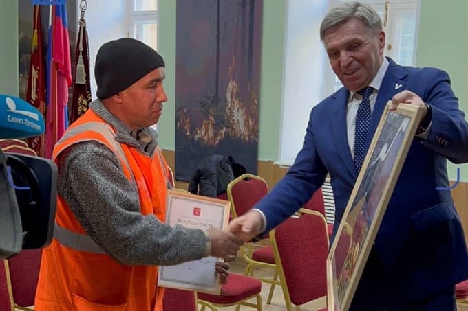 Петербургда ёнғин вақтида одамларни қутқарган ўзбекистонликка сурат совға қилинди