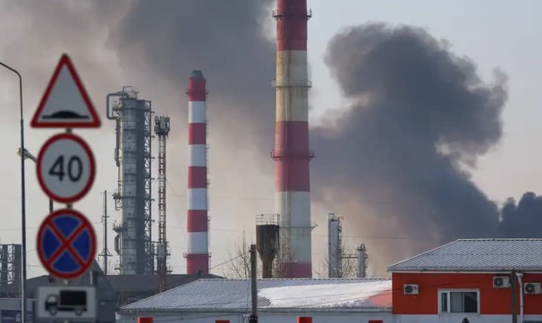Rossiyadagi yana bir neftni qayta ishlash zavodiga dronlar hujum qildi