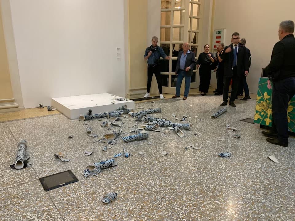 Italiyadagi ko‘rgazmada 57 yoshli erkak xitoylik haykaltaroshning san’at asarini sindirdi