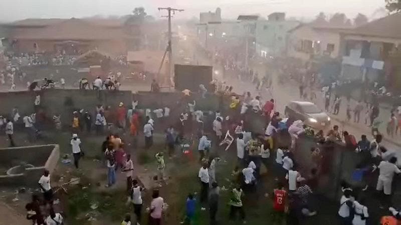 «Barchasi hakamning bahsli qaroridan boshlandi». Gvineyadagi o‘yinda o‘nlab fanatlar halok bo‘ldi