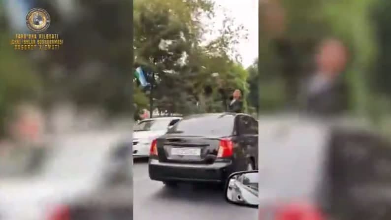 В Коканде попал под арест молодой человек, на ходу разбрасывавший из автомобиля деньги