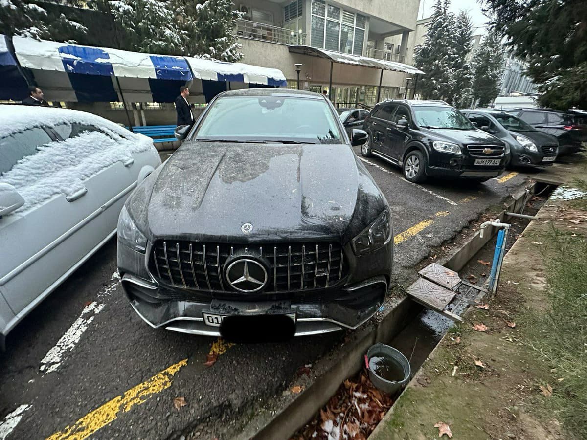 Toshkentda Mercedes-Benz qarzdorlik sabab auksionda sotiladi