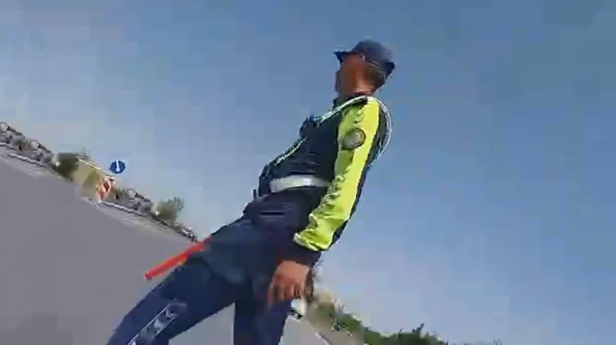 Traffic policemen who demanded lunch as a bribe fired in Samarkand