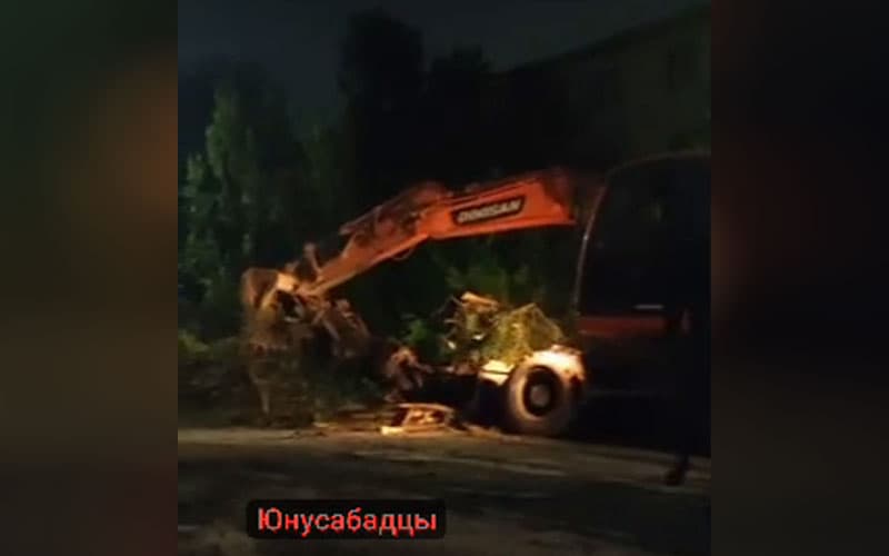 Тошкентда бир гуруҳ ниқобли шахслар кечаси экскаватор билан дарахтни илдизи билан қўпоргани аниқланди