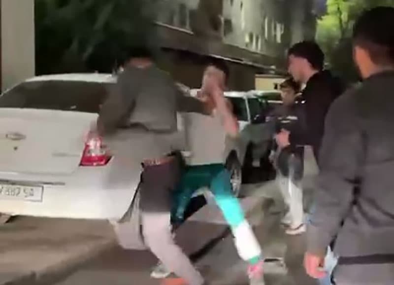 В Ташкенте водители, поссорившись на дороге, устроили массовую драку