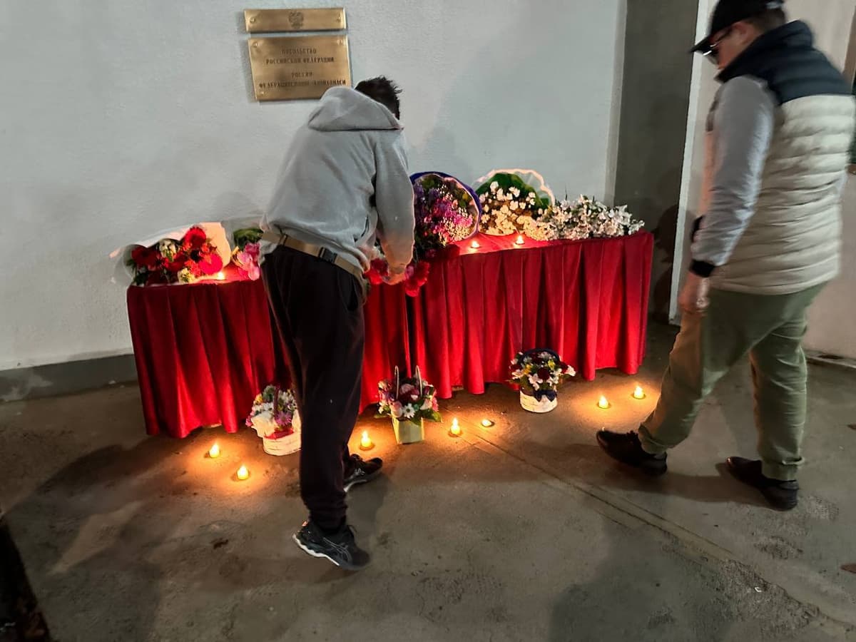 Тошкент ҳам қайғуда. Россия элчихонасига таъзия гуллари олиб келинмоқда