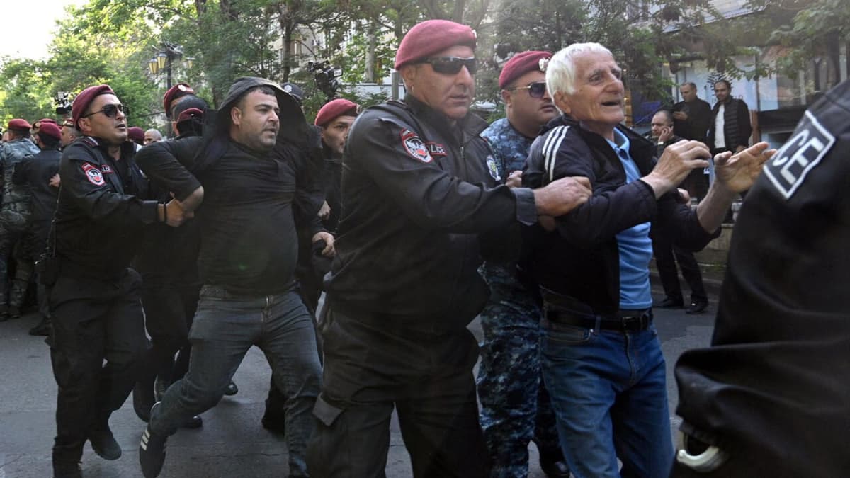 На митинге в Ереване задержали свыше 280 протестующих